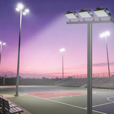 Iluminación de la cancha de deportes al aire libre